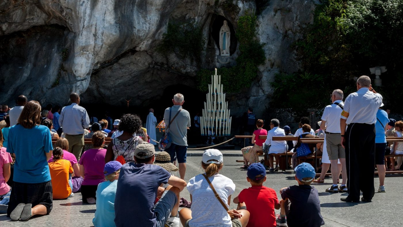 Lourdes-gezin-grot