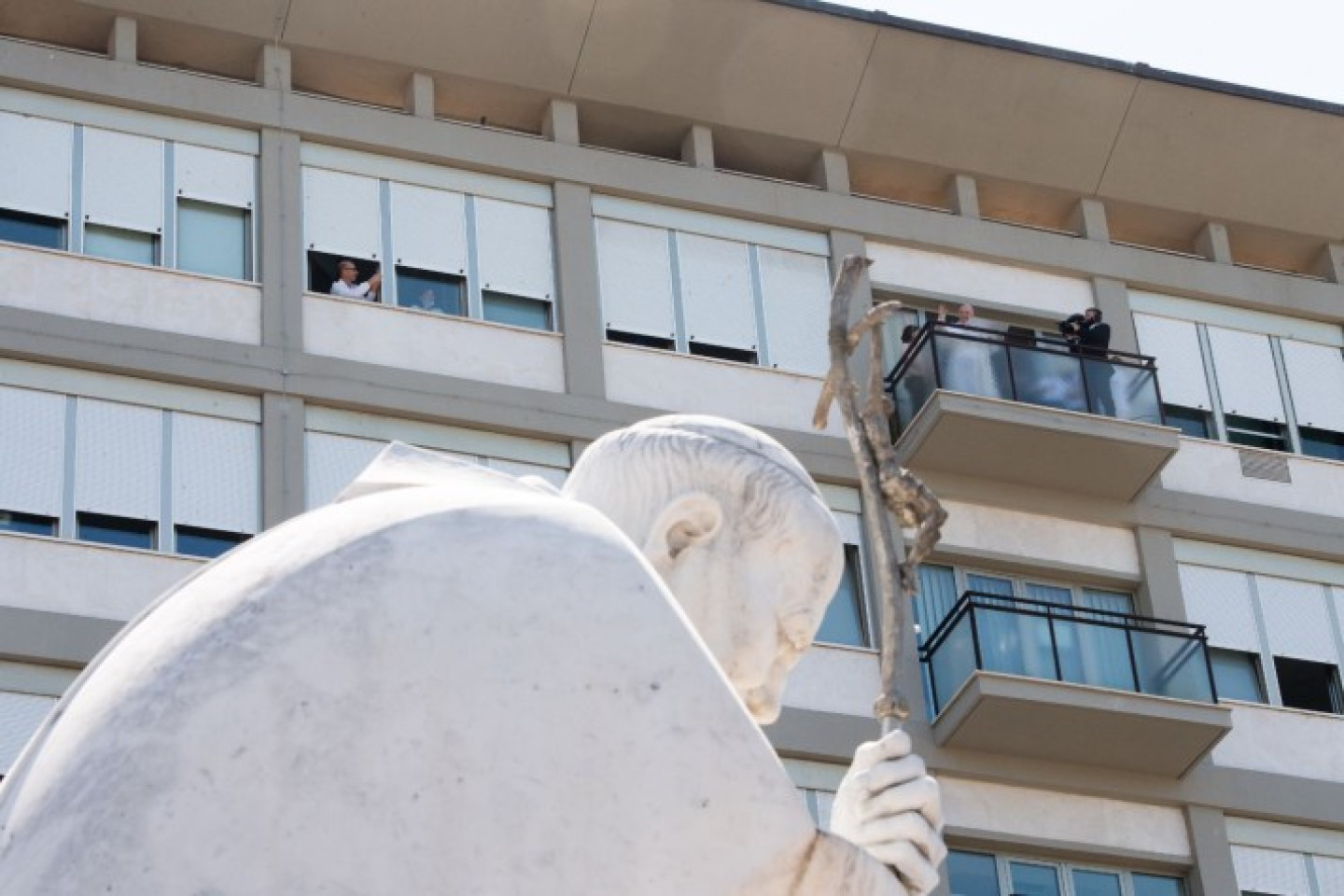 Paus Franciscus in 2021 bij een bezoek aan het ziekenhuis waar hij nu patiënt is Foto Vatican Media