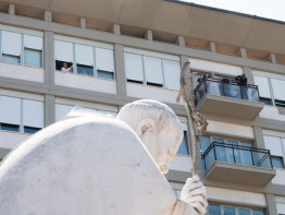 Paus Franciscus in 2021 bij een bezoek aan het ziekenhuis waar hij nu patiënt is Foto Vatican Media