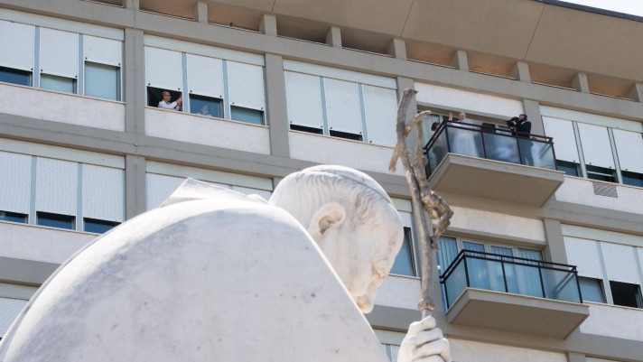 Paus Franciscus in 2021 bij een bezoek aan het ziekenhuis waar hij nu patiënt is Foto Vatican Media