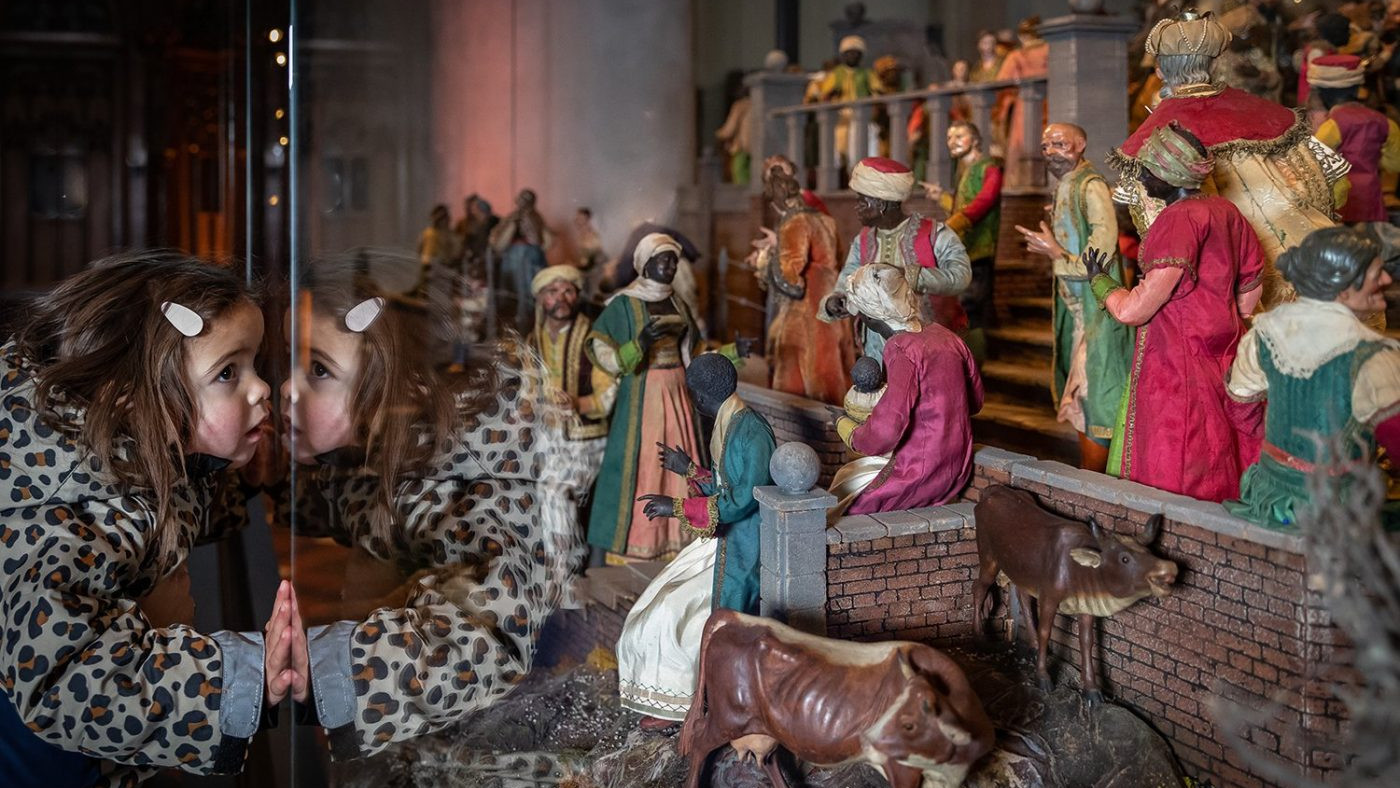 kindje_met_neus_tegen_vitrine_mooiste_kerststal.original