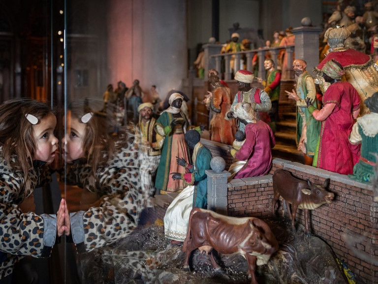 kindje_met_neus_tegen_vitrine_mooiste_kerststal.original
