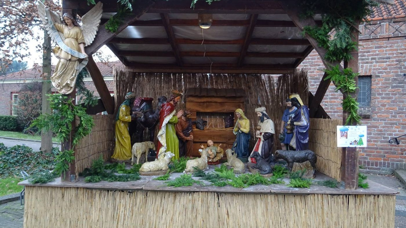 kerststal buiten licht