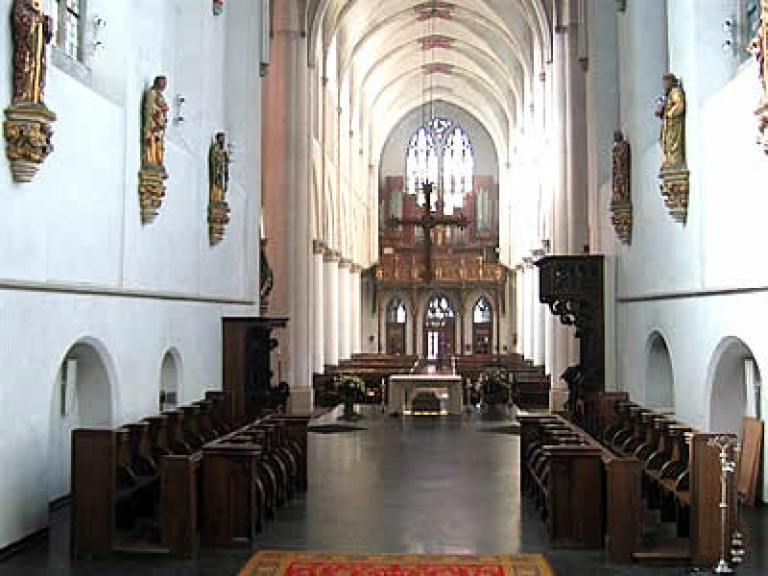 zicht op de kerk vanaf de sacramentstoren