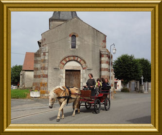 PA_kar voor de kerk