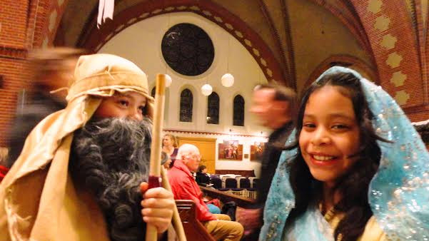Herdertjesviering-2013-Jozef-en-maria-onderweg-lachen