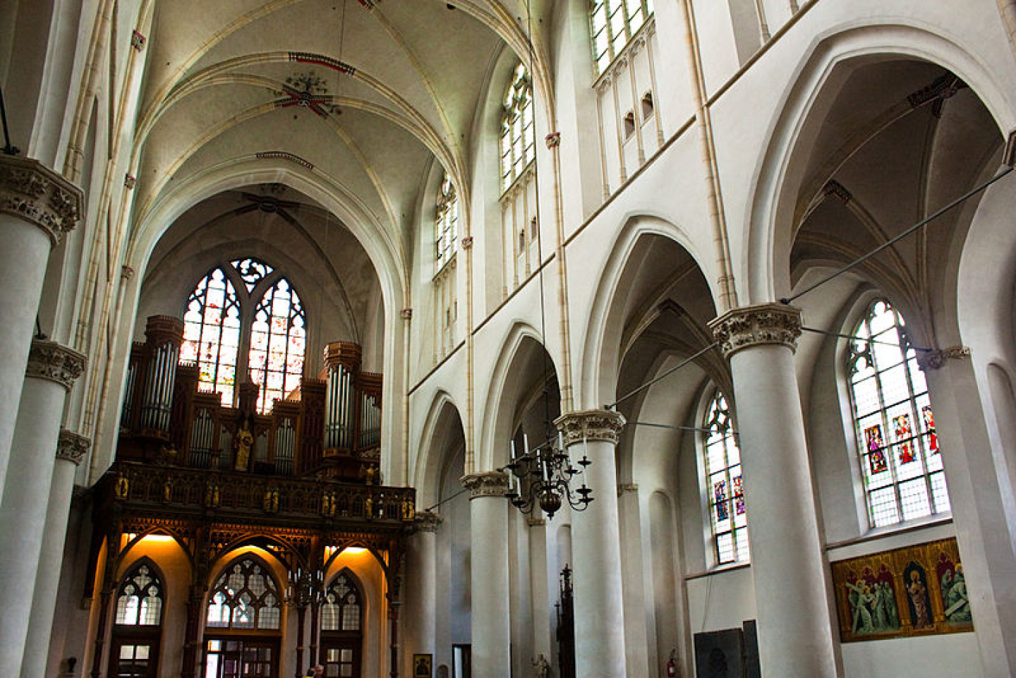 800px-Utrecht_-_Catharinakerk_-_Saint_Catharine's_Cathedral_-_Lange_Nieuwstraat_36_-_36264_-_Maarschalkerweerd-orgel_-5