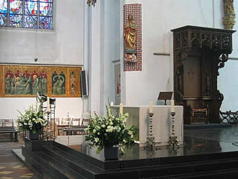 het noordertransept, met rechts de bisschopstroon