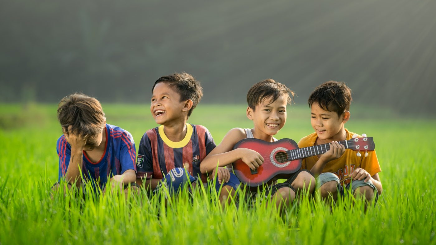 vier_jochies_met_gitaar_robert-collins-lP_FbBkMn1c-unsplash