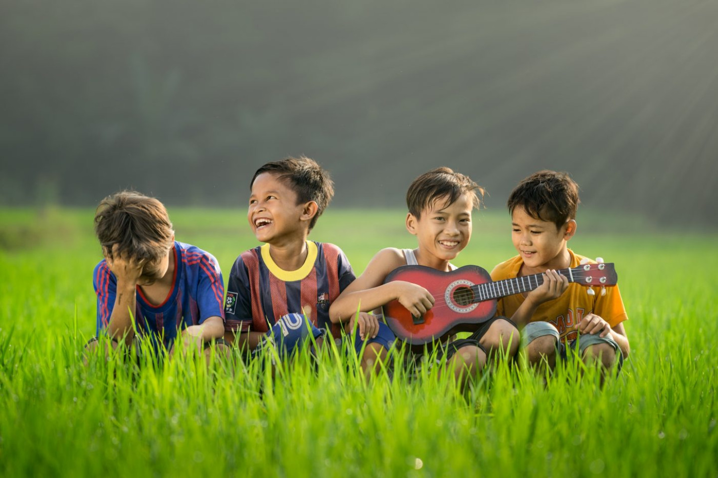 vier_jochies_met_gitaar_robert-collins-lP_FbBkMn1c-unsplash