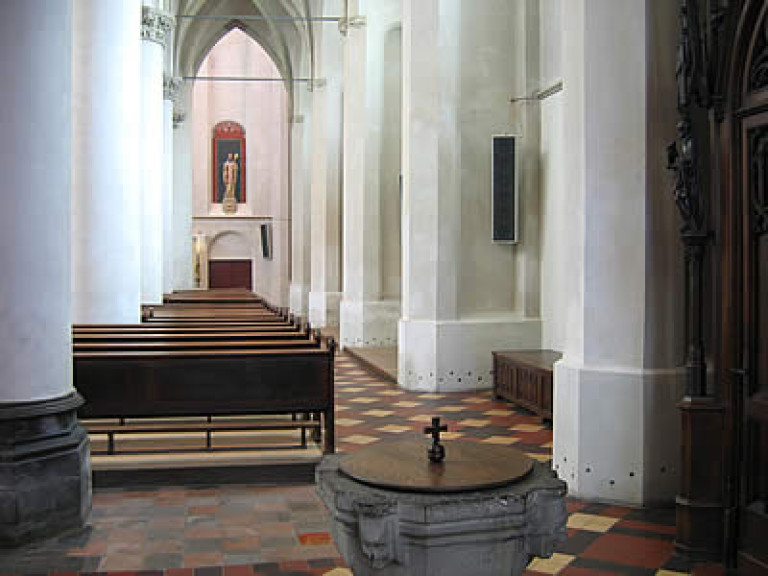 de zuiderbeuk, met achterin het Willibrordbeeld