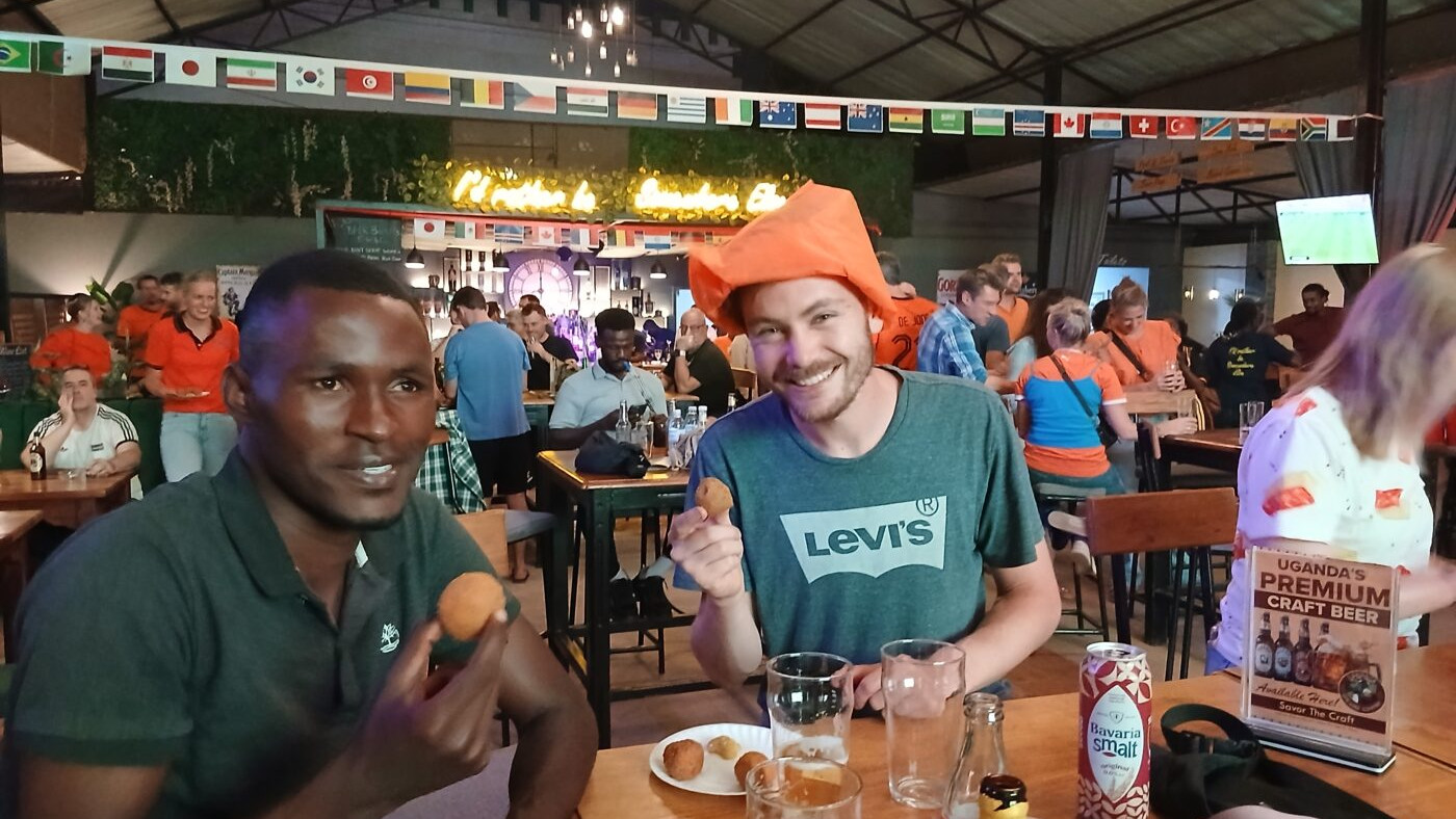Bas en Ian met huisgemaakte bitterballen