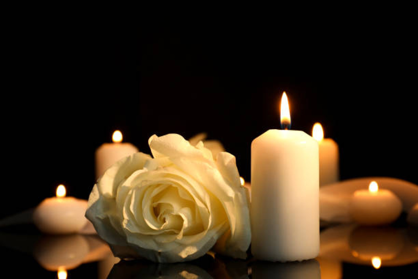 in memoriam kaars istockphoto Liudmila Chernetska