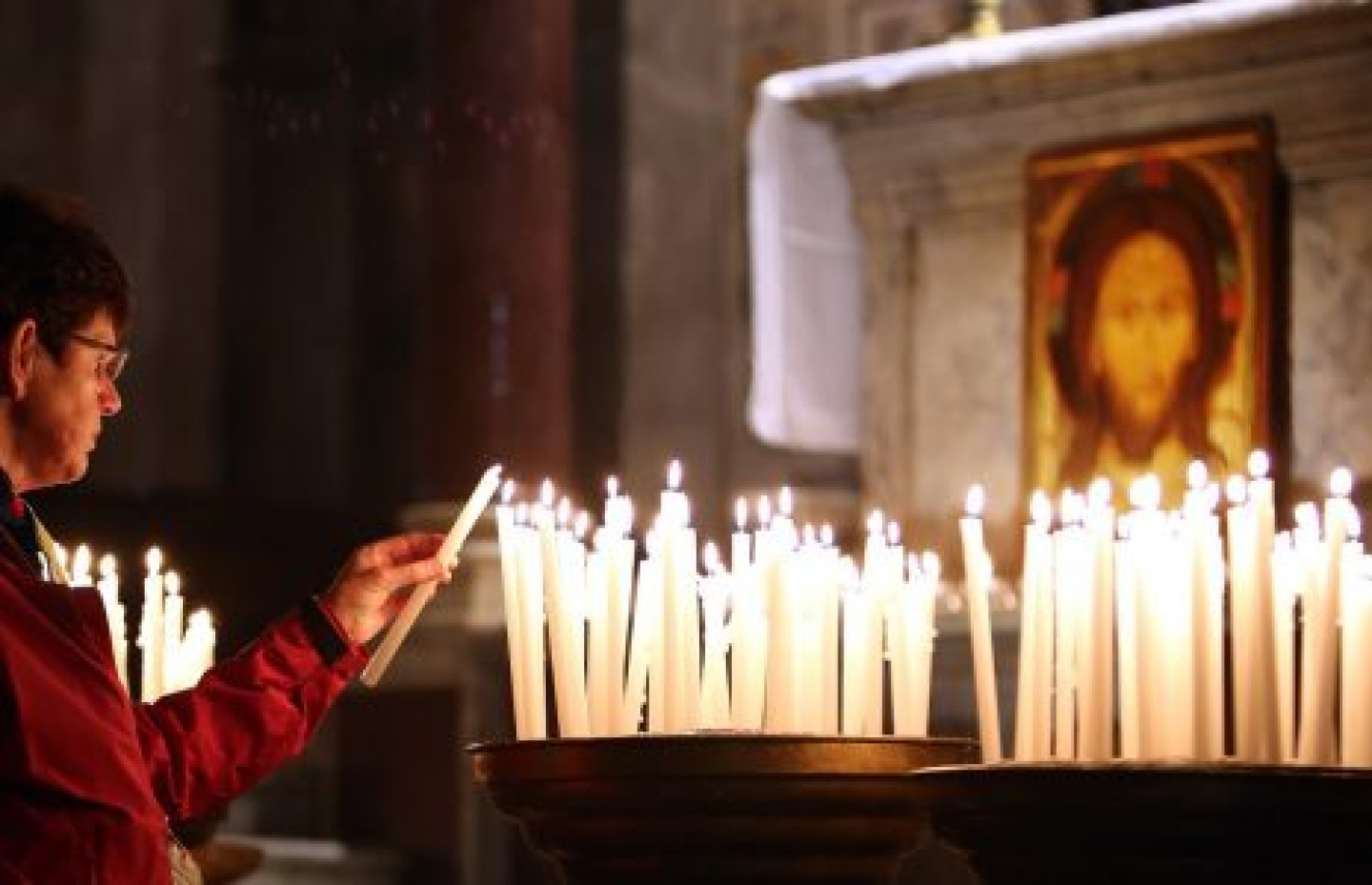 20161117_Rome_VieringBarmhartigheid_©RamonMangold_09-vrouw-met-kaarsen-2-bgs-465x300