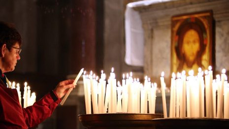 20161117_Rome_VieringBarmhartigheid_©RamonMangold_09-vrouw-met-kaarsen-2-bgs-465x300